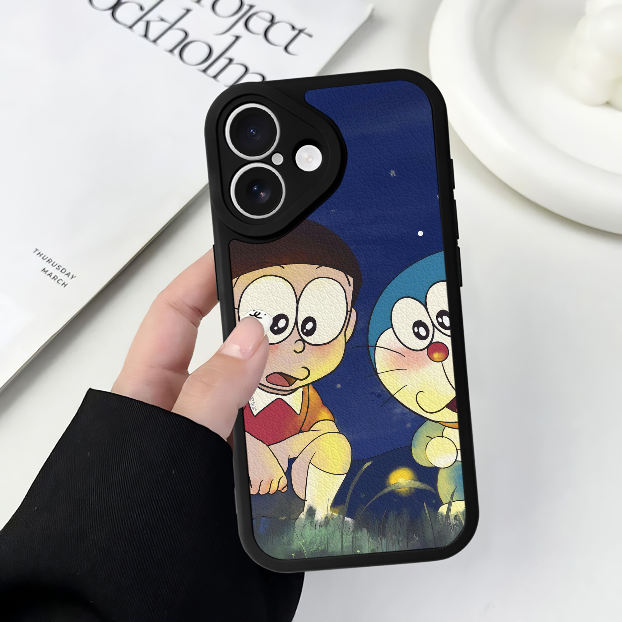 （画像用） ドラえもん Doraemon 【iPhone 16シリーズ対応】シリコンスマホケース（レザー調） 材質：シリコン